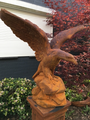 Sehr großer Adler-Oxydstein in Beutefang-Aktion, braun auf Sockel